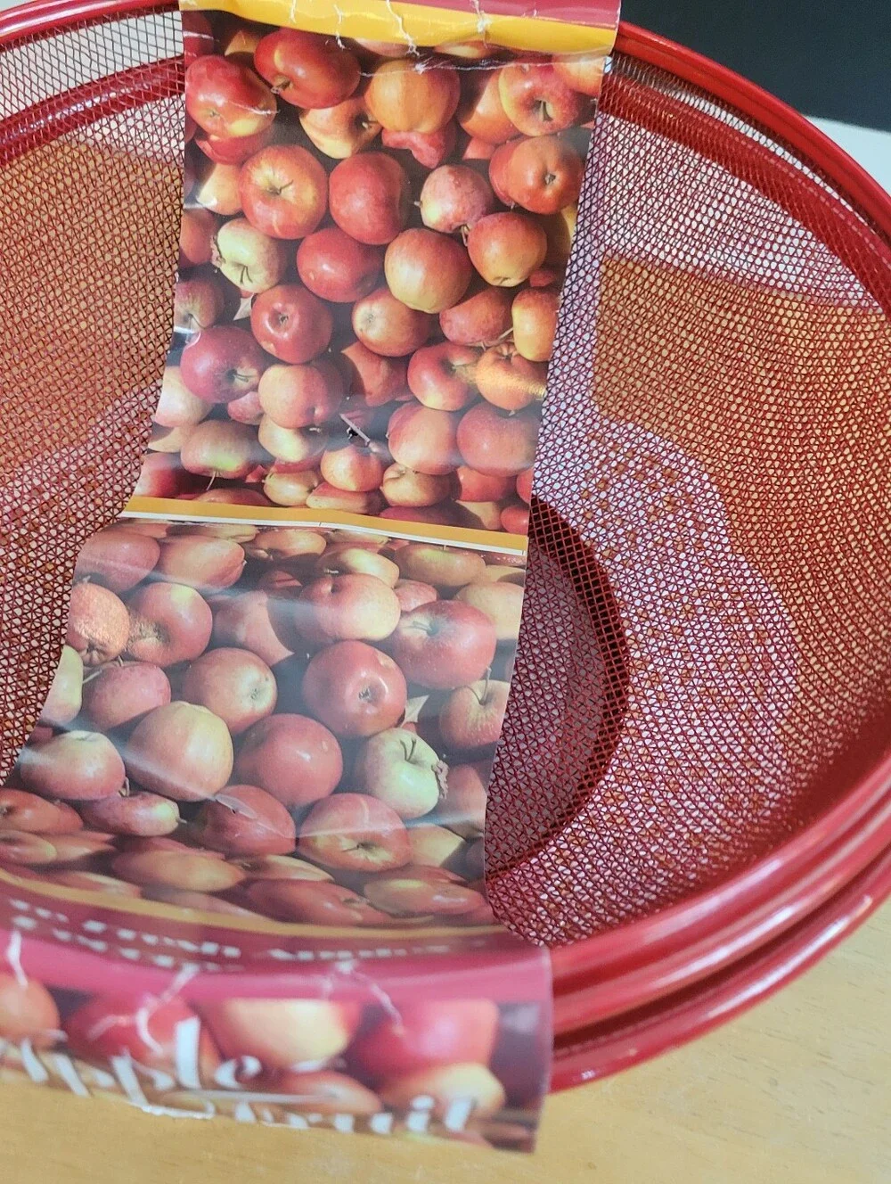 Apple-Shaped Plastic Mesh Fruit Basket w/ Lid, Free Standing, Large 9in Red. NEW